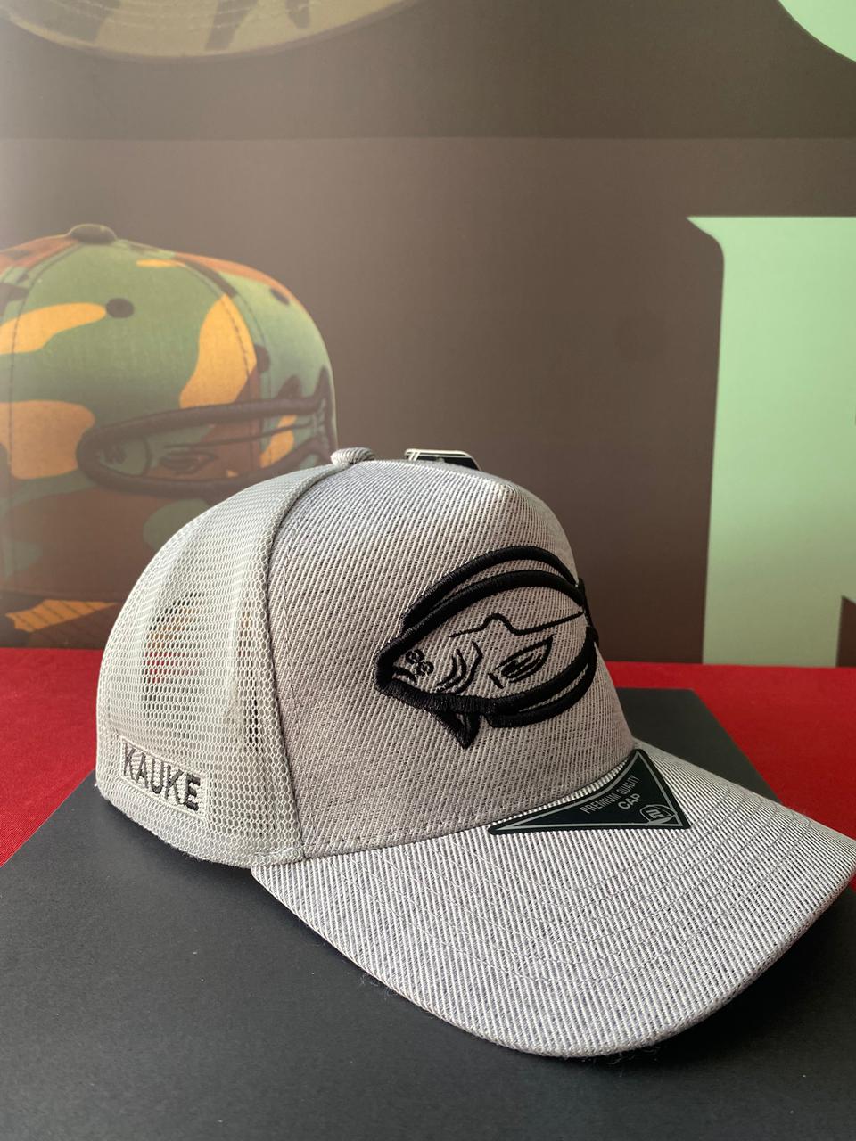 Gorro Trucker gris en modelo lenguado  y corvina
