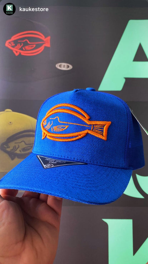Gorro Trucker azul electrico modelo corvina y lenguado
